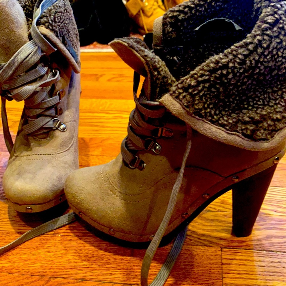 Women grey suede ankle boots with shearling lining.